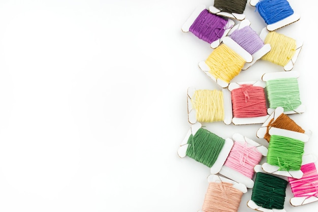 Mostre de broderie colorate